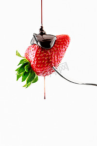 草莓丁摄影照片_草莓液体巧克力