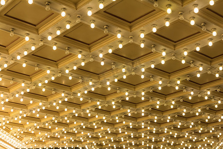 百老汇剧院天花板上的选框灯