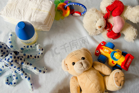 平躺婴儿用品、尿布、玩具、奶瓶