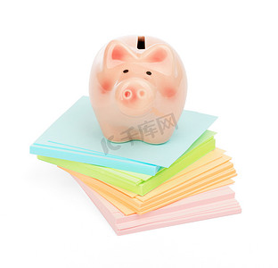 猪猪贴纸摄影照片_一堆贴纸上的存钱罐