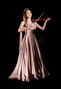拉小提琴的漂亮的年轻女人