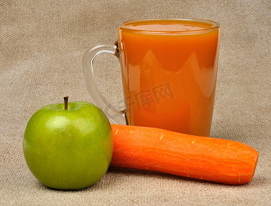 苹果胡萝卜和一杯果汁