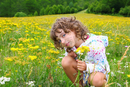 黄春草地上采花的女孩