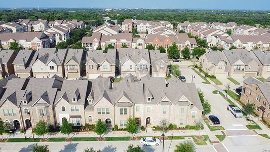 美国德克萨斯州 Flower Mound 市中心一排全新的联排别墅和公寓大楼