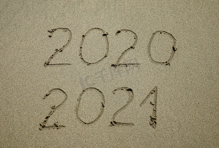 文字2020摄影照片_2021 年新年快乐，沙滩上的文字。