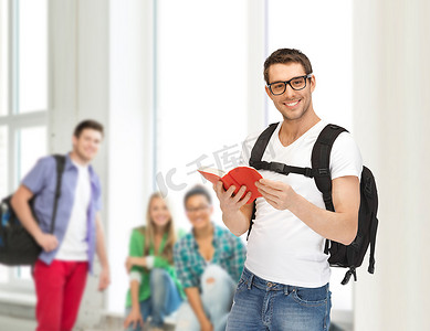 背着背包和书的旅行学生