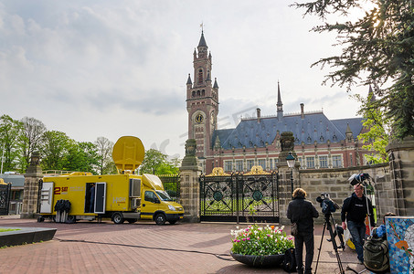 荷兰海牙-2015 年 5 月 8 日：荷兰海牙和平宫的记者。