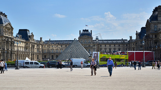 法国巴黎-2015 年 5 月 13 日：游客参观巴黎卢浮宫博物馆