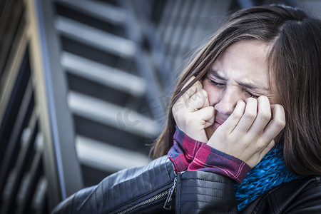 楼梯上年轻哭泣的少女