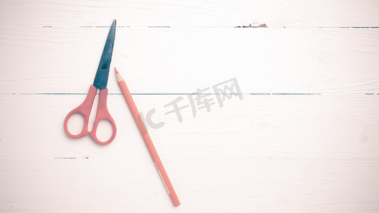 橙色剪刀和铅笔复古风格
