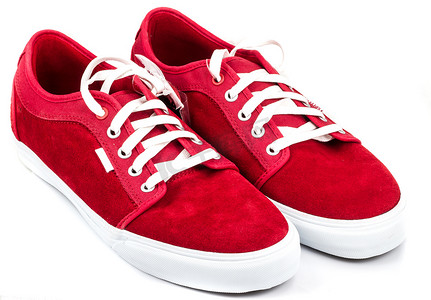 红靴子摄影照片_白色背景上的红鞋