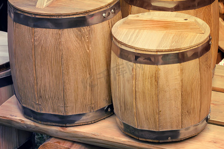 用于储存葡萄酒的木制橡木桶。