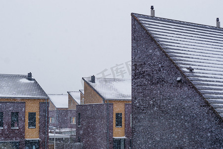 荷兰的现代屋顶在雪天被雪覆盖，荷兰的邻里，现代建筑背景