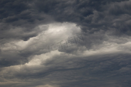 鹰击苍穹摄影照片_暴风雨前的奇异乌云