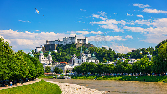 萨尔茨摄影照片_萨尔茨堡天际线全景与堡垒 Hohensalzburg 和河 Salzach，萨尔茨堡土地，奥地利。