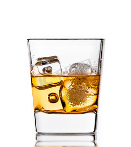 动态白色背景摄影照片_玻璃杯中的苏格兰威士忌，白色的冰块