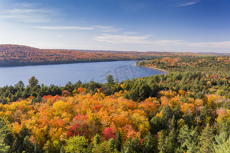 湖泊和秋叶的高架视图 - 加拿大安大略省