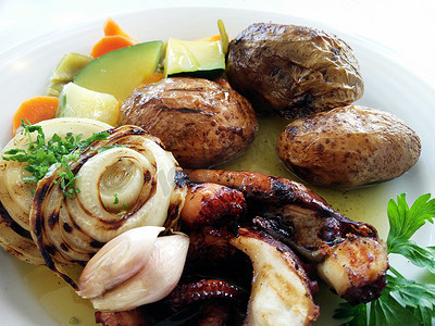 烤章鱼、土豆和蔬菜