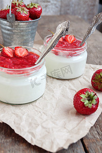 玻璃杯中的果酱酸奶和一桶新鲜草莓