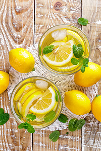 夏季柑橘柠檬水饮料，含新鲜柠檬和薄荷
