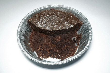 在铝箔盒里吃巧克力蛋糕