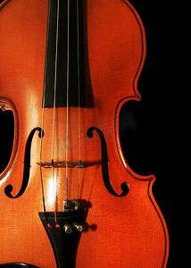交响乐团背景摄影照片_在黑背景的老小提琴