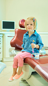 坐在牙医办公室的小女孩