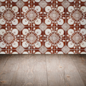 木桌面和模糊复古瓷砖图案墙