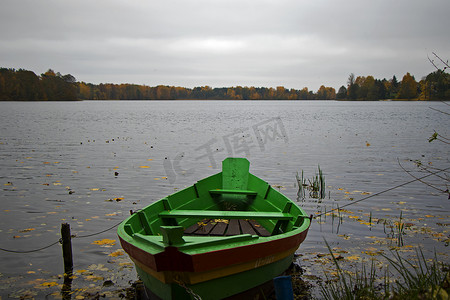 海伦凯勒摄影照片_立陶宛特拉凯耶夫勒湖海滩附近的旧木船
