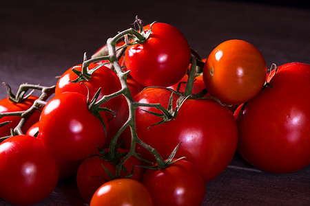 红色蔬菜海报摄影照片_把西红柿分枝做成海报来装饰厨房