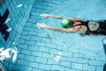 泳帽摄影照片_戴着泳帽游泳的健康女性
