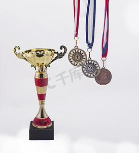 运动奖杯摄影照片_运动奖牌和奖杯