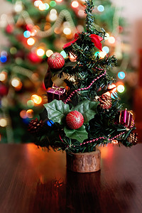 装饰圣诞树，背景是礼物和玩具