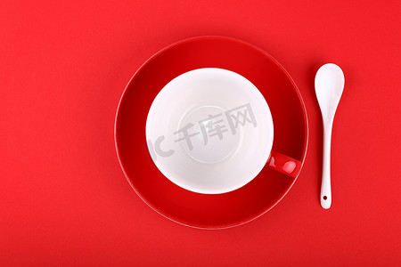 红色的空白茶咖啡杯和碟子