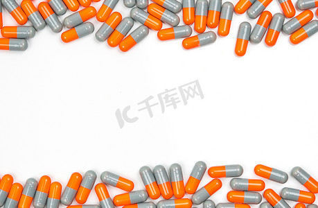 五颜六色的抗生素胶囊药片在白色背景下与复制空间分离。