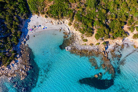 金吉拉摄影照片_在意大利撒丁岛 (Sardegna) 的 Villasimius，沙滩和大海的全景与蔚蓝的海水。