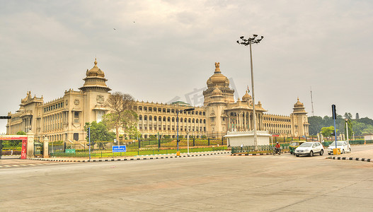 印度班加罗尔州议会大楼 Vidhana Soudha 前等待交通标志的车辆