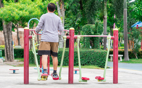 亚洲成年男子早上穿长袖衬衫和短裤在公园户外锻炼