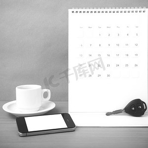 咖啡、电话、车钥匙和日历