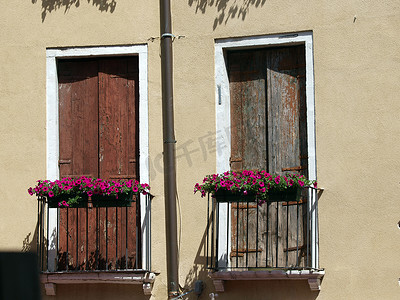 阳台人摄影照片_威尼斯 - 带百叶窗和鲜花的双阳台