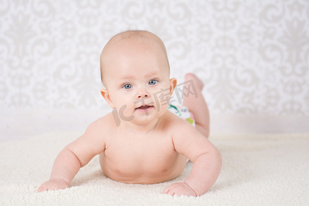 婴儿穿着可重复使用的尿布