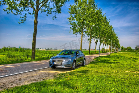 奥迪摄影照片_荷兰阿姆斯特丹 — 2013 年 6 月：银色奥迪 A3 在路上