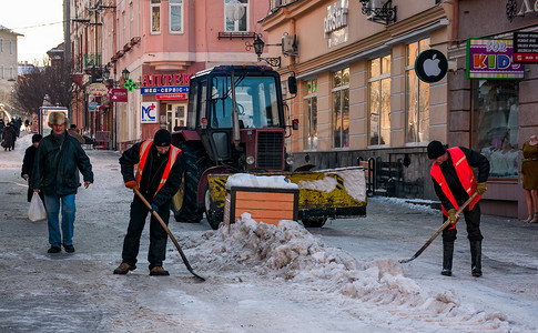 老城区街道除雪
