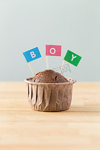 带有单词男孩小旗的巧克力松饼