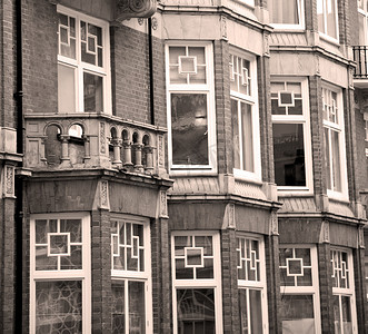 红色文化墙摄影照片_在欧洲伦敦旧红砖墙和历史窗口