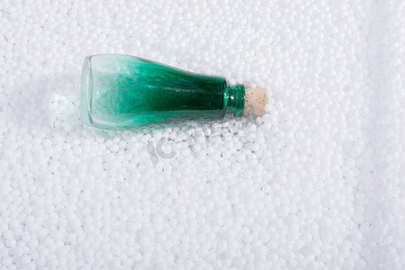 白色聚苯乙烯泡沫球上的空瓶