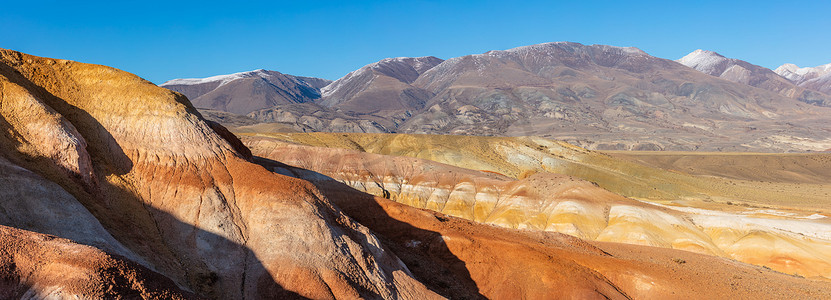 全景拍摄摄影照片_Kyzyl-Chin 山谷（也称为火星山谷）中巨大红色山脉的全景拍摄。