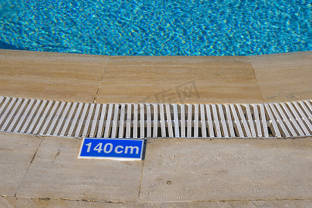 夏季炎热游泳的游泳池