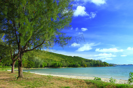 蓝色大海摄影照片_在泰国的 Tien talay 海滩 Sattahip Chonburi 清澈的蓝色大海