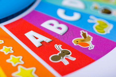 多彩的儿童字母玩具